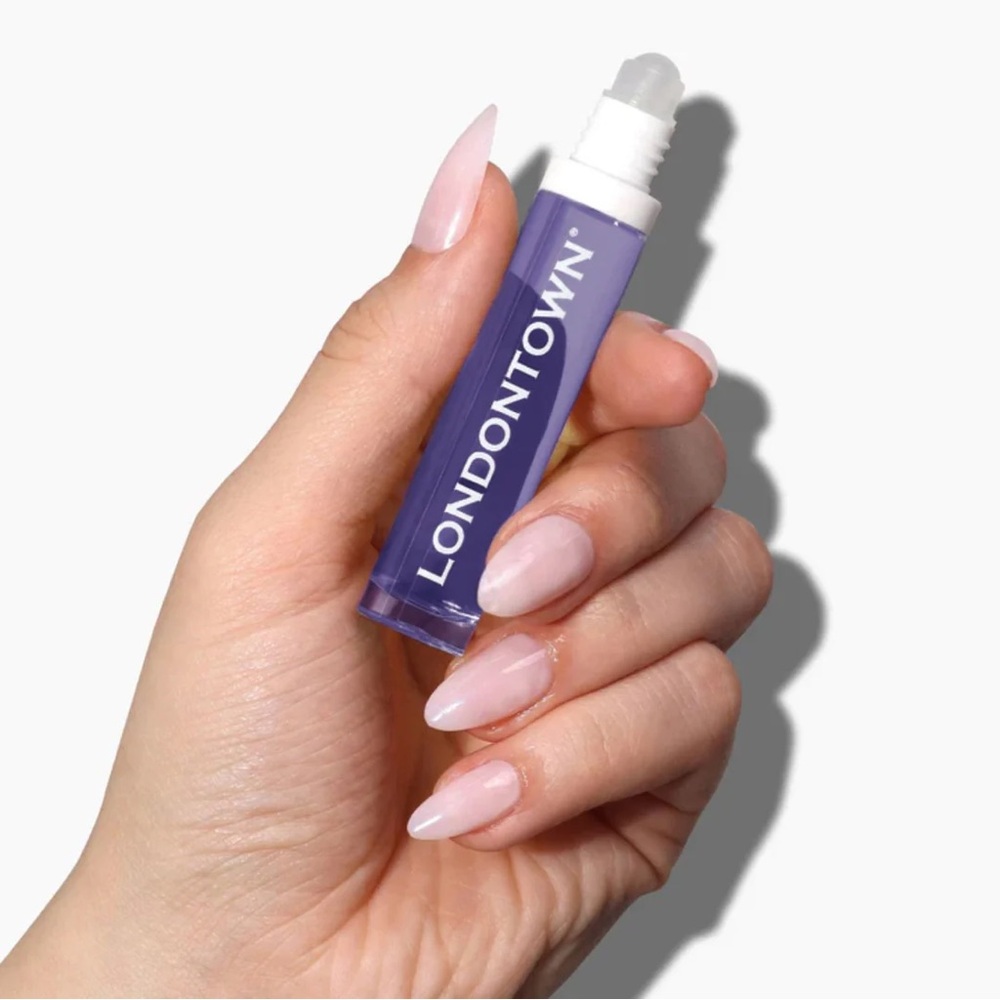 🌸 LONDONTOWN - Roll & Glow Cuticle Oil - Passion Fruit 🌸